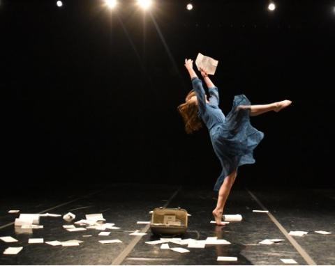 阿什利·莫特在舞台上用纸跳舞