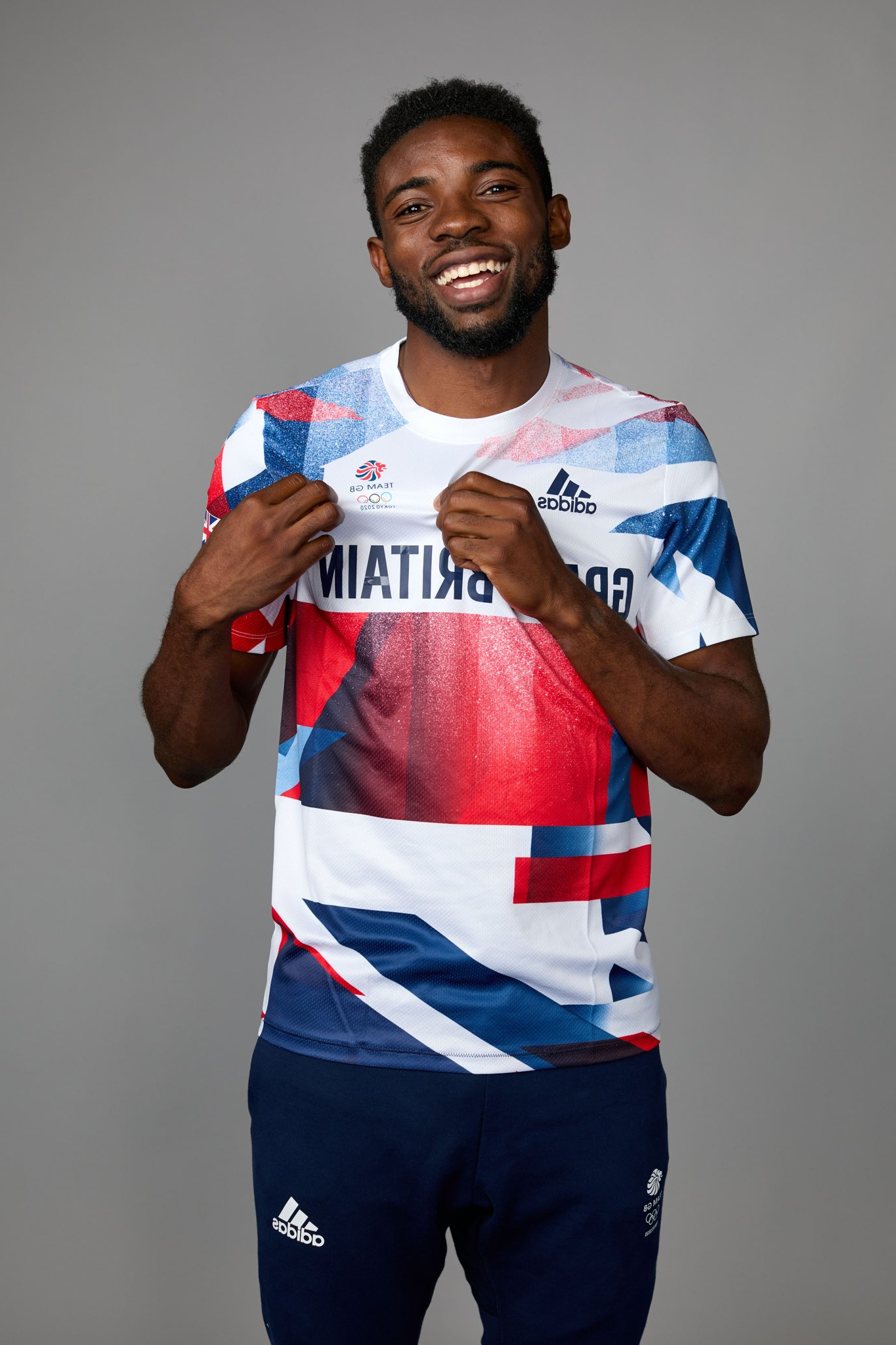 迈克尔·奥霍兹身穿英国奥运运动衫的照片