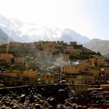 摩洛哥的一座小山，上面覆盖着小建筑