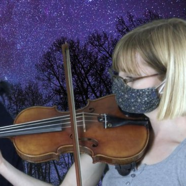 两名音乐教师演奏乐器的照片, 在他们身后的星空衬托下
