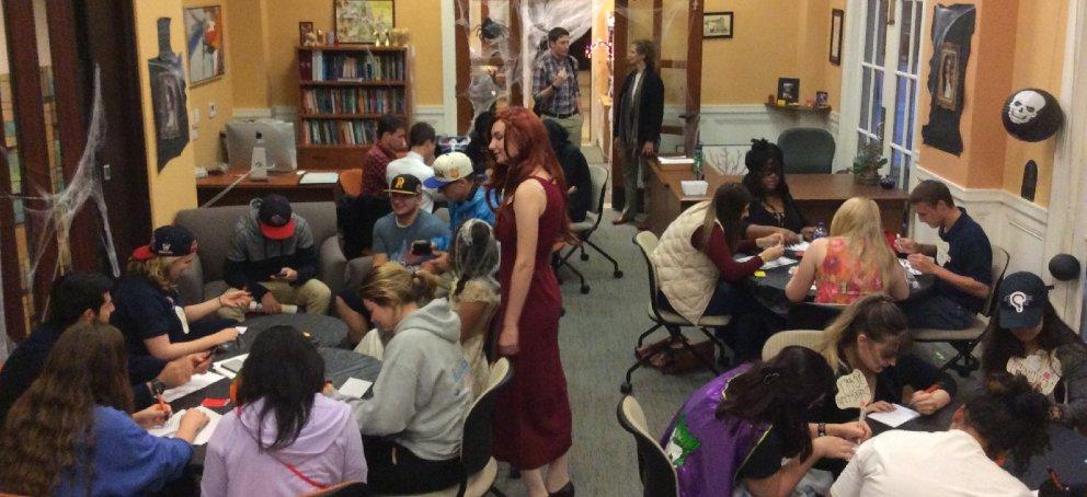 万圣节的写作中心，满是学生在写作圈和会议.