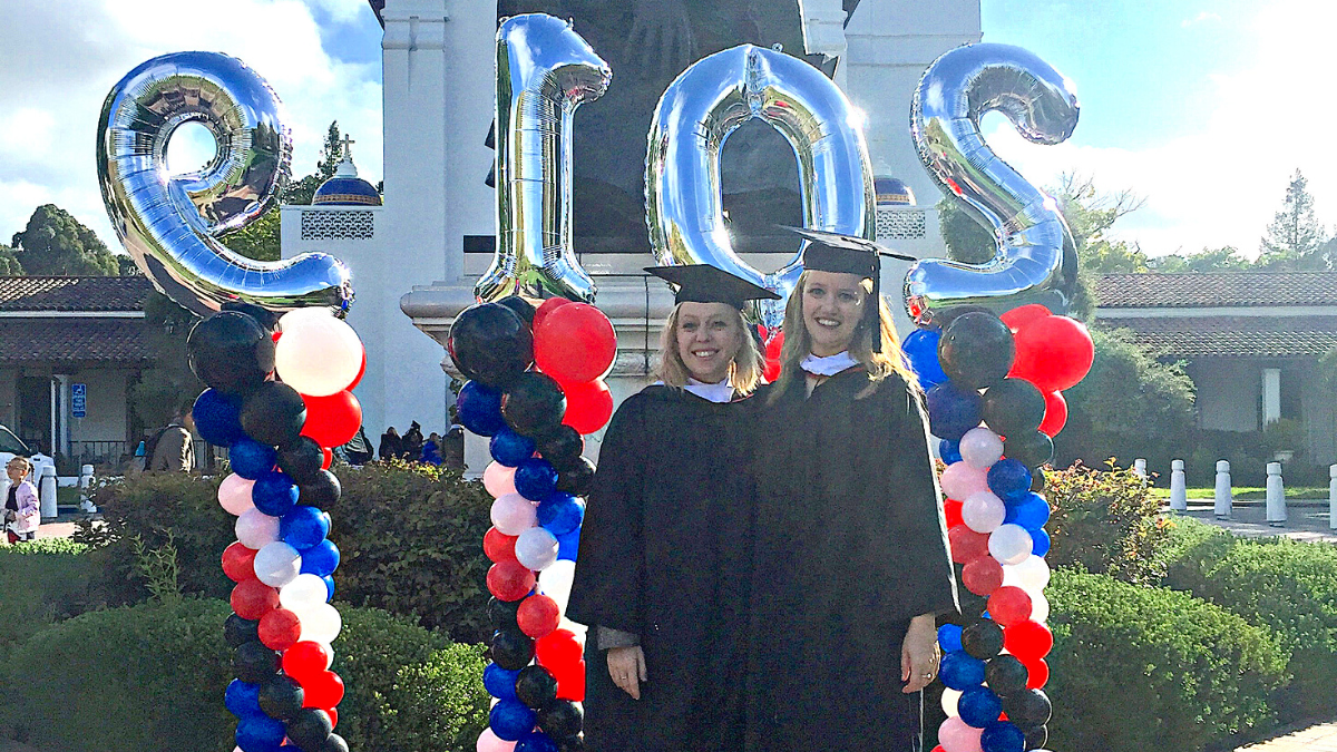 2019年毕业典礼上，劳伦·布林和妮可·哈斯金斯在圣玛丽教堂前.
